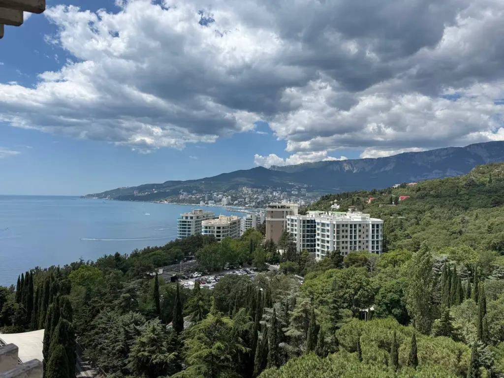 Недооценённый курорт Крыма: народа практически нет, дорогие пустые, дешевая еда и жильё, можно прилично подлечиться