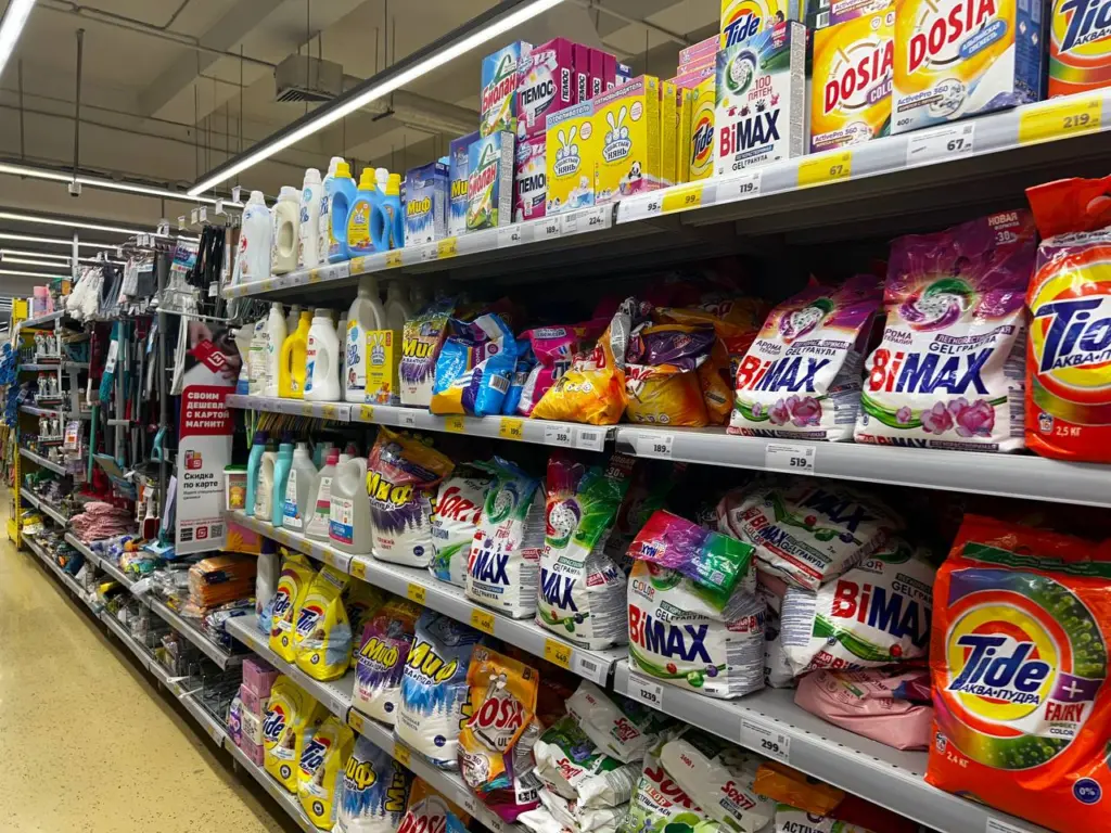 Стоят копейки, а стирают даже лучше премиальных: эксперты Роскачества рекомендуют 5 лучших стиральных порошков