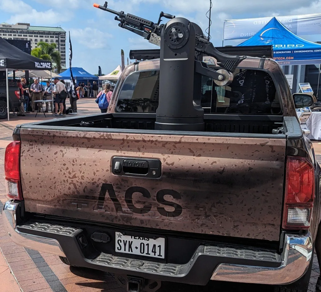 В сети появились фотографии тяжёлой техники, на которой установлены макеты турелей против дронов «Bullfrog»