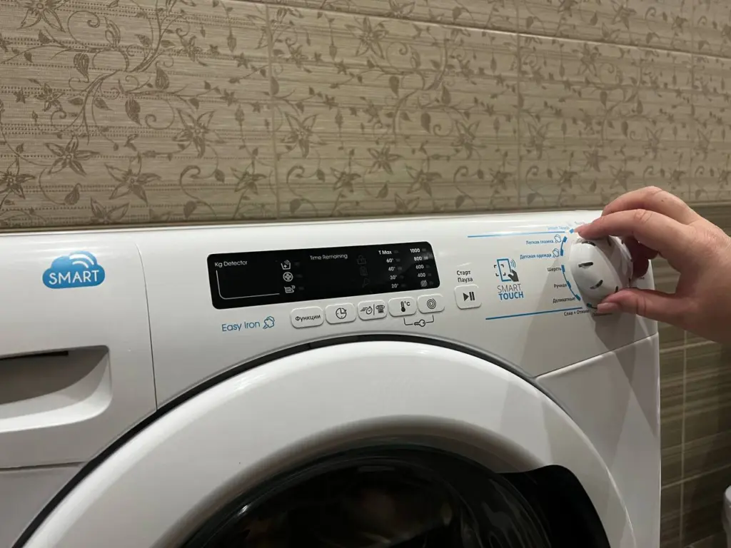 Всего 1 стакан при стирке — и вещи белее первого снега: опытная прачка всегда замешивает в стиралку вместе с порошком это копеечное средство