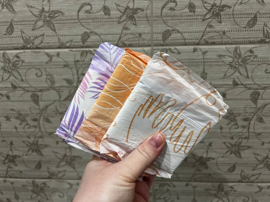 Положила обычную прокладку в кухонный шкаф — не для запаха, а чтобы решить эту щекотливую проблему