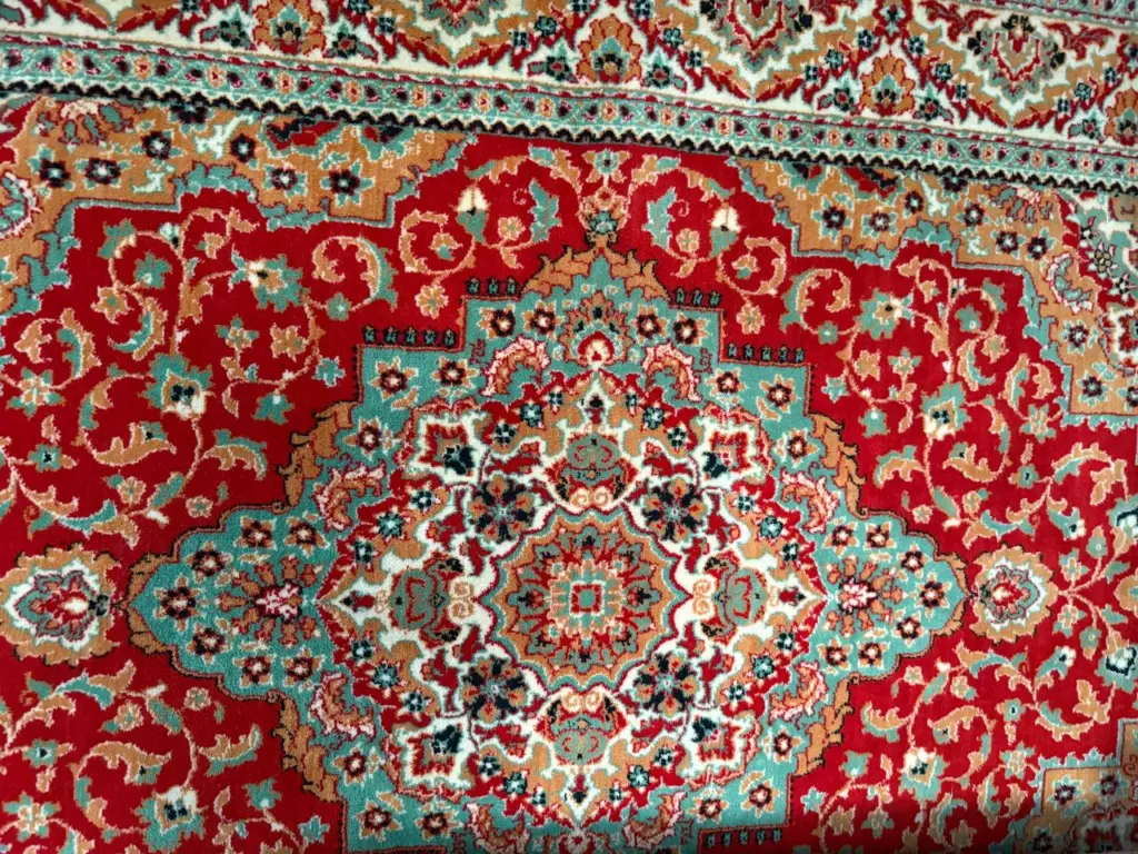 Грязному ковру – вторую жизнь: эта дешевая смесь справится даже с застарелыми пятнами – ни запаха, ни грязи