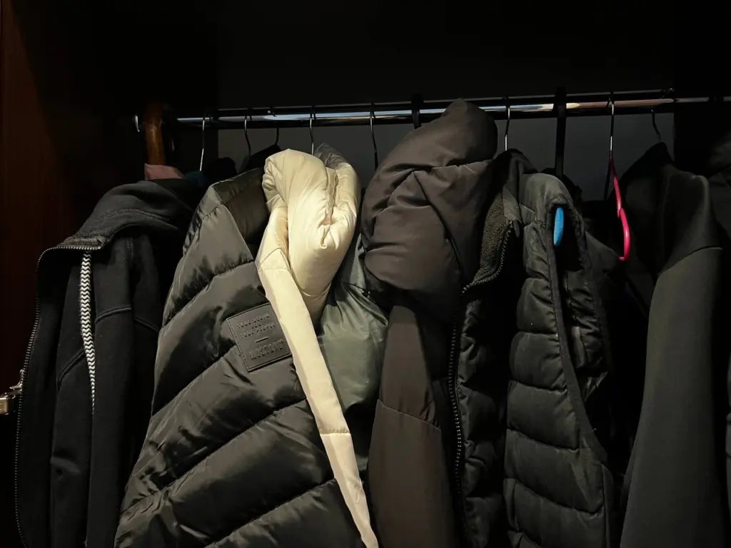 Обновляем гардероб к зиме 2025-2026: избавляемся от 5 старящих видов пуховиков, которые выдают возраст