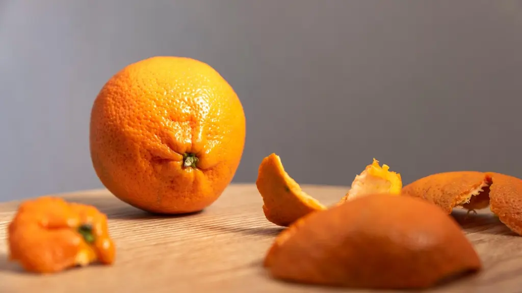 Мандариновые корки не выбрасываю, а заливаю уксусом: этим чудо раствором на кухне отмываю даже застарелый жир — проще простого и никакой химии