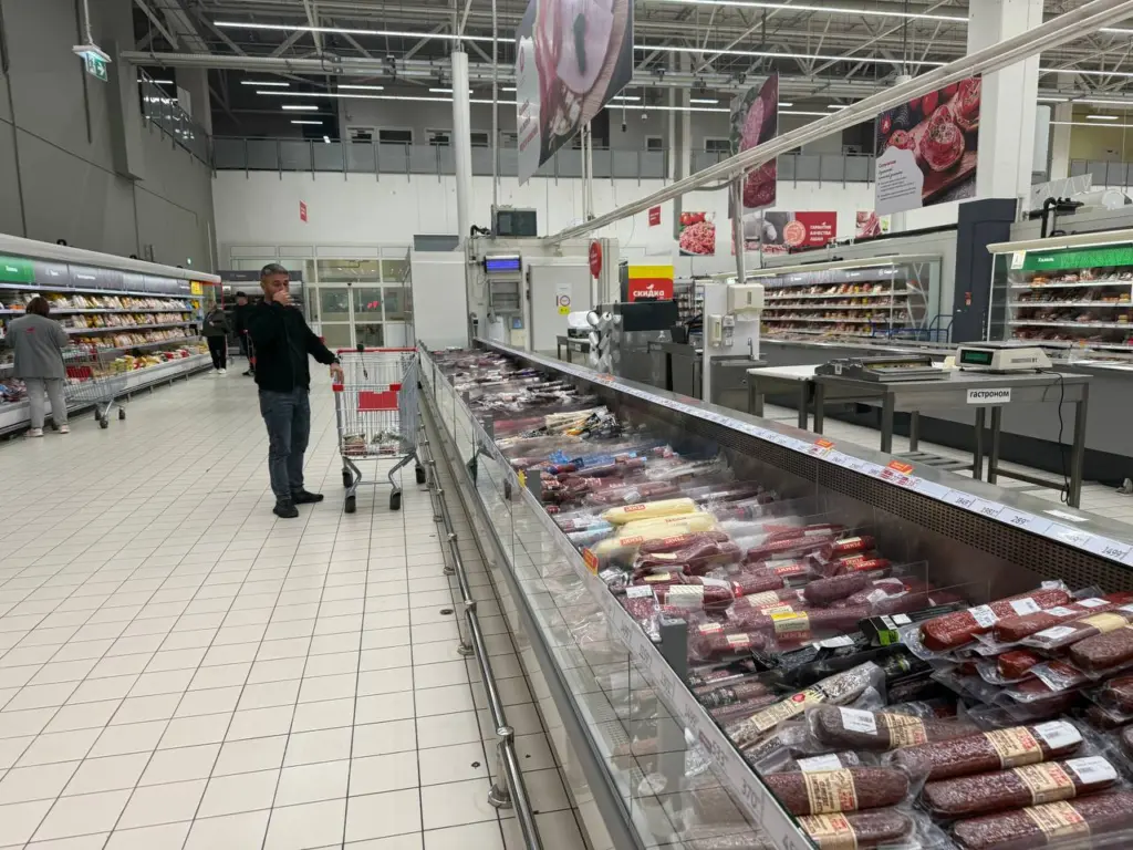 Перемолотые рога и копыта, мяса нет: эксперты Росконтроля назвали популярные бренды колбас, которые лучше не брать даже с 50% скидкой