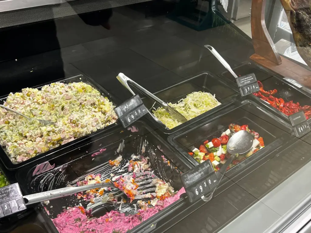 Перестала готовить селедку под шубой — нашла новый рецепт на Новый год: этот салат — пальчики оближешь. Нежный, вкусный и сочный