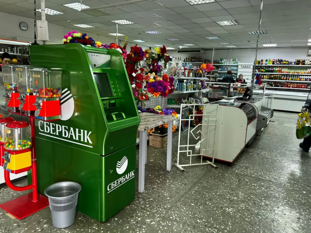 Уже с сегодняшнего дня: Сбербанк ввёл новые комиссии — жители России возмущены