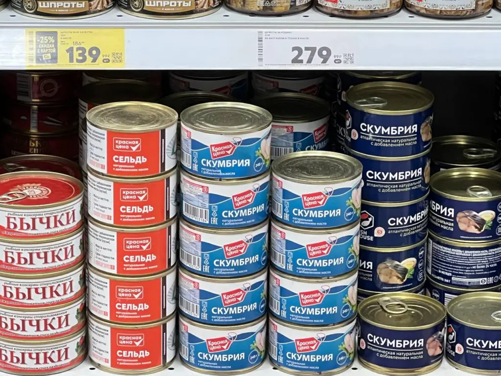 Кладут уклеек: эксперты Роскачества рассказали, что находят в банках со шпротами — рейтинг худших брендов популярной консервы