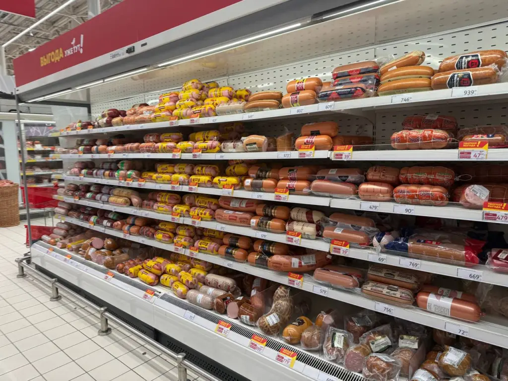 Перемолотые рога и копыта, мяса нет: эксперты Росконтроля назвали бренды популярных колбас, которые лучше не брать даже с 50% скидкой