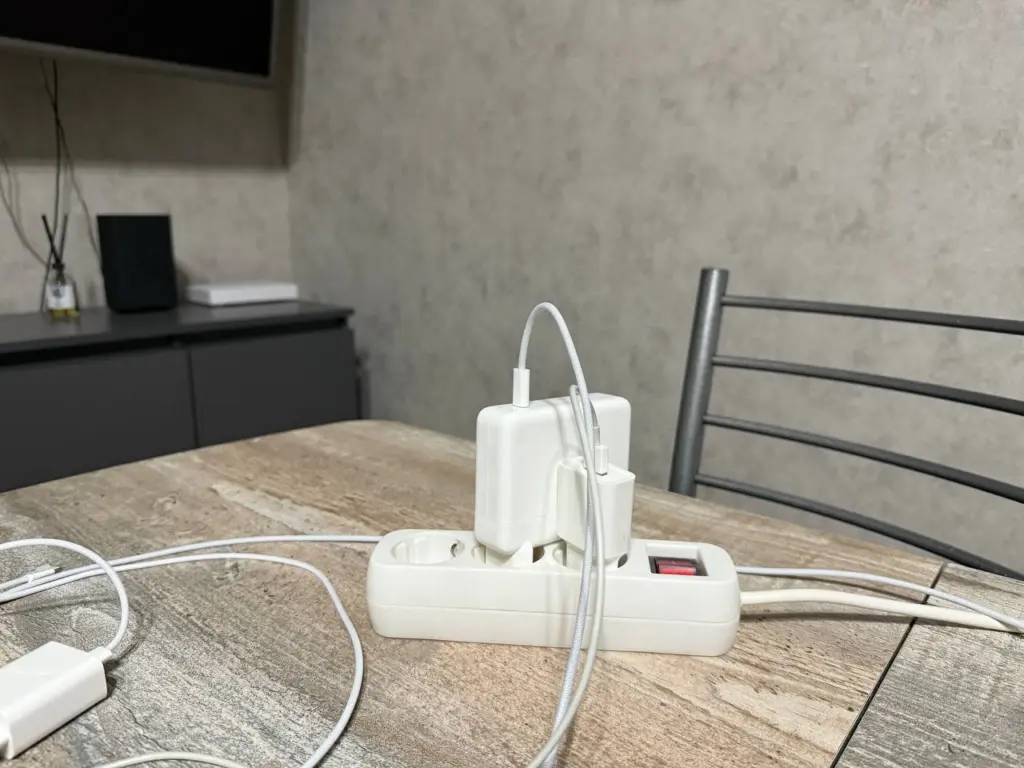 «Пожирают» четверть электричества в доме — эти 2 прибора обязательно надо выдёргивать из розетки