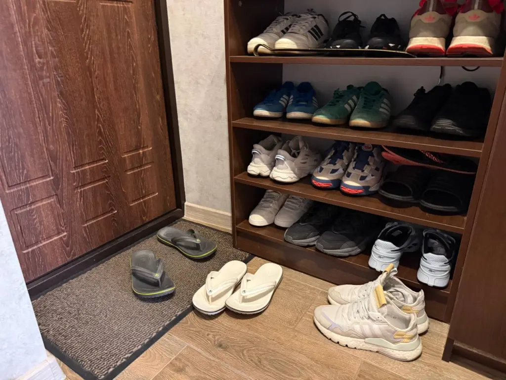 Вонь из кроссовок — больше не проблема. Я узнала простой лайфхак, как вернуть свежесть обуви