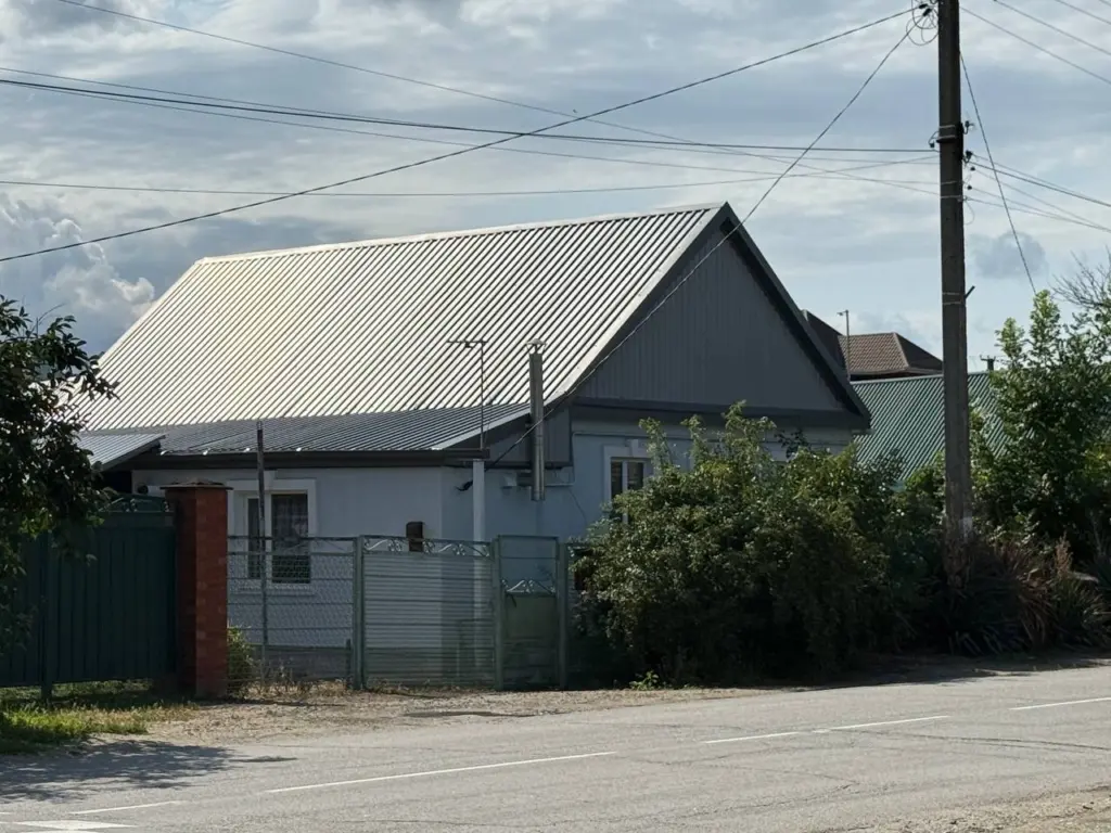 Сосед сдвинул забор на метр, «подарив» мне кусок территории: но весной я понял его хитрость — теперь не понимаю, как решить проблему