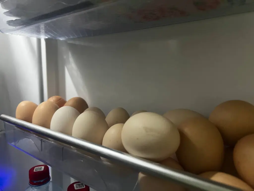 Почему яйца после варки ни в коем случае нельзя класть в холодную воду