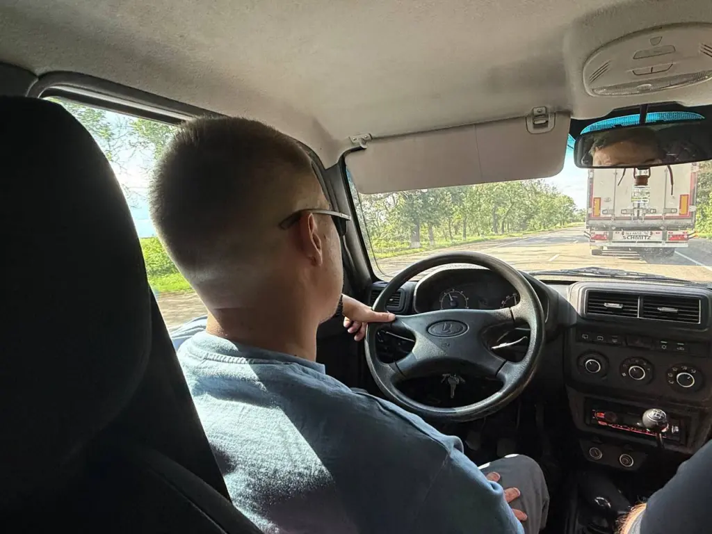 Верховный суд поставил точку в давнем споре: можно ли идти на обгон через сплошную линию — как действовать, если по трассе не спеша ползёт трактор