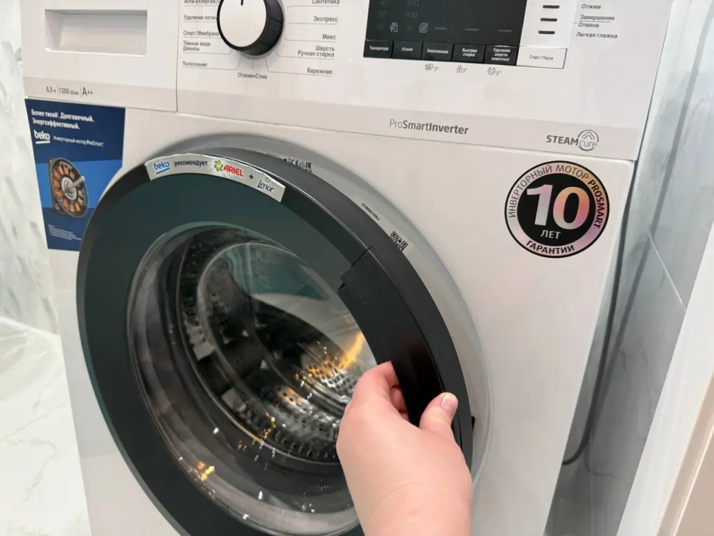 Один стакан при стирке — и вещи белые, как первый снег: прачка с богатым опытом постоянно замешивает в стиралку вместе с порошком это недорогое средство