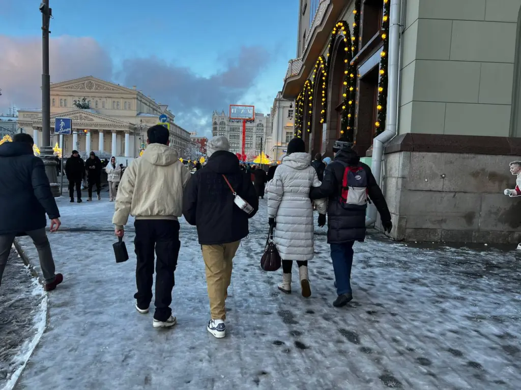 Сделал жене нескользящую подошву на зимнею обувь: всего 5 минут — и готово. Она проверила и осталась в восторге