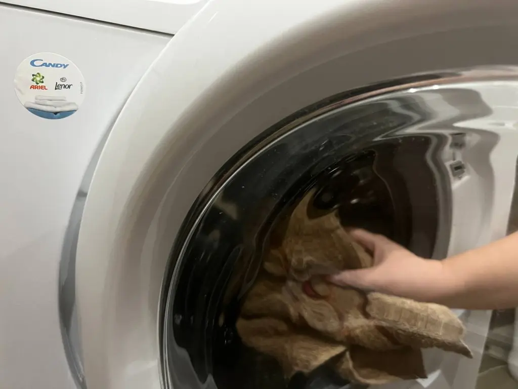 Заливаю стакан при стирке, и простыни с полотенцами становятся белее снега: работающий лайфхак из прошлого