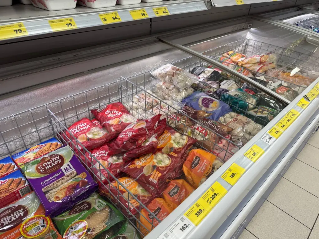 Накупили в «Ермолино» вкусностей по рекомендациям друзей: пиццу, коксовое печенье, кордон-блю с ветчиной и сыром — дегустируем и оцениваем покупки