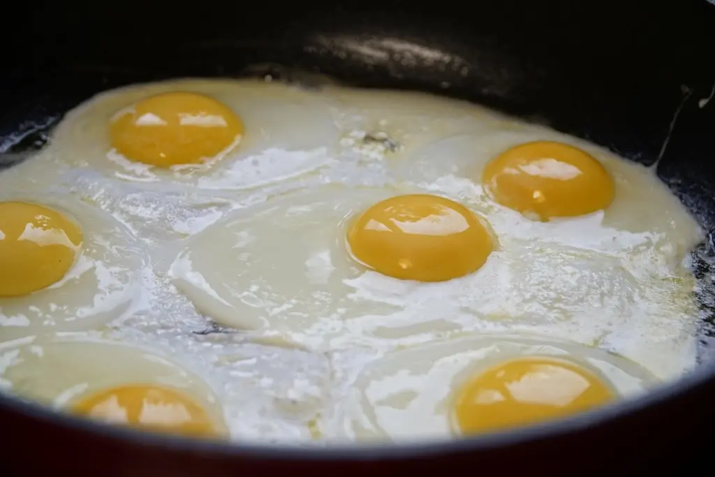 Почему нельзя жарить яичницу на сковороде? Запомните раз и на всегда