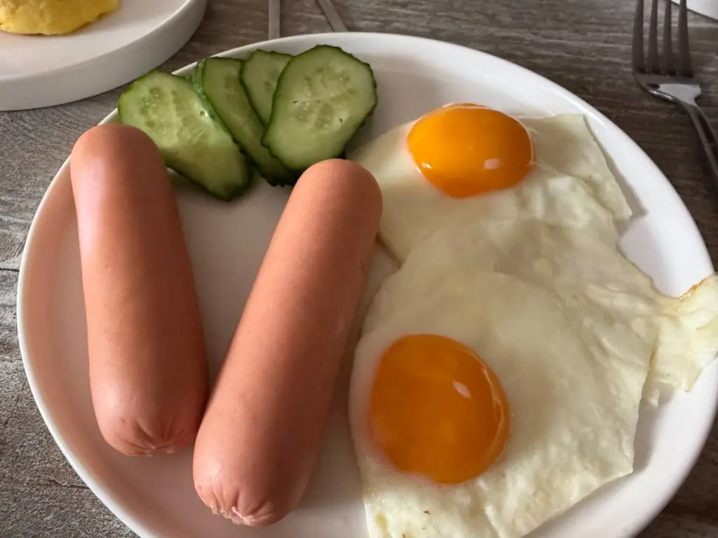 Не сало и не масло, а в 100 раз полезнее: на чём жарят яичницу опытные хозяйки — запомните этот совет раз и навсегда