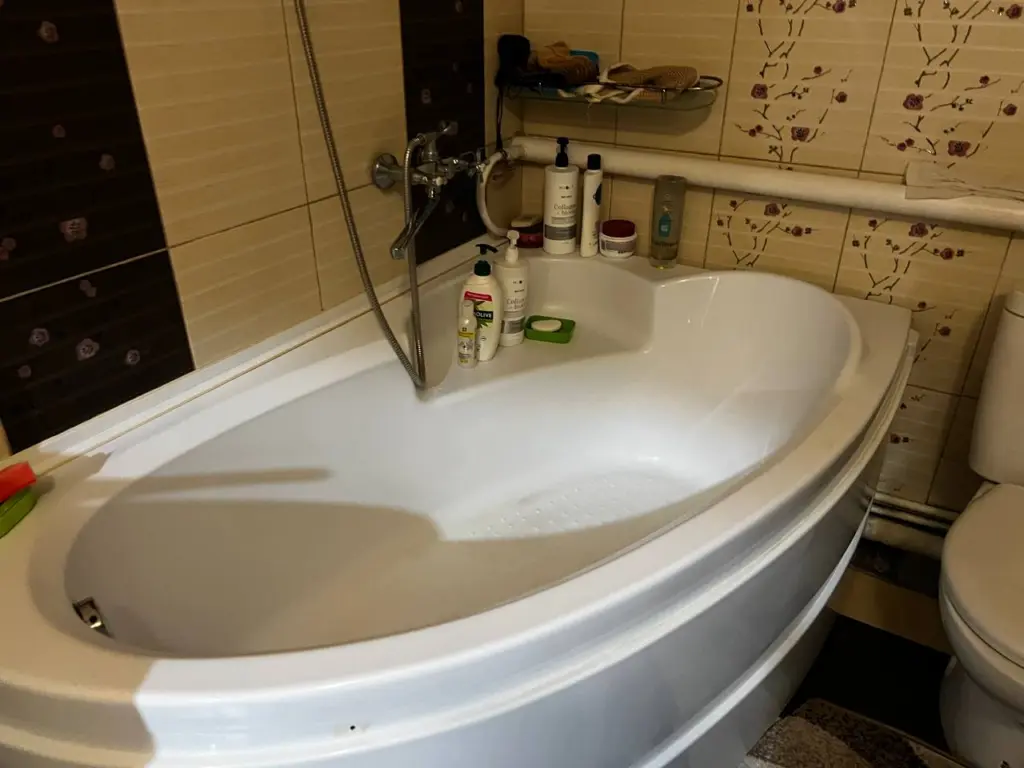 Я вставила ватную палочку в слив — и перестала бороться с засорами навсегда