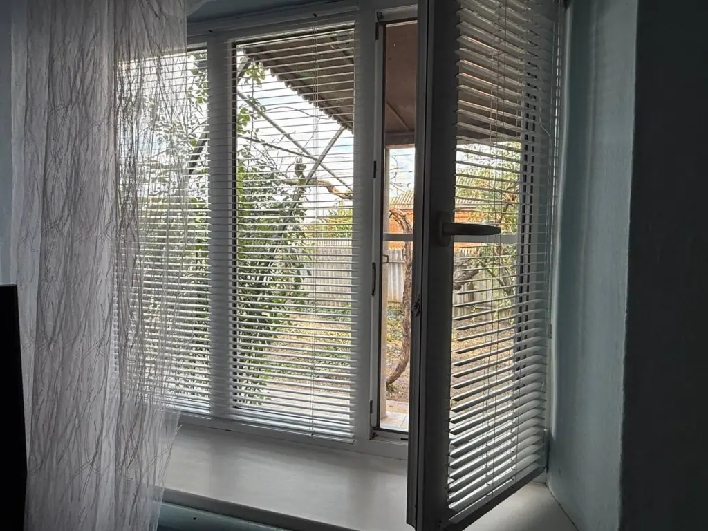 Повесила на окно — тепло и без отопления: 6 действенных способов поднять температуру в доме без обогревателя