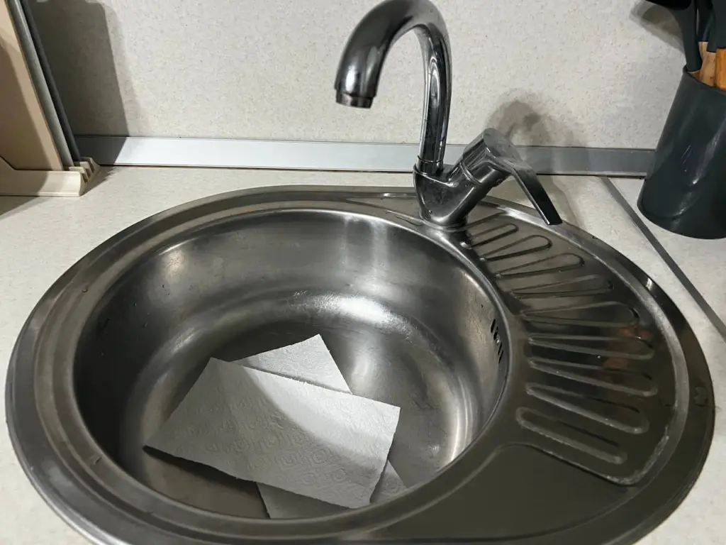 Заливаю подсолнечное масло в слив раковины: этот лайфхак спасал меня во время длительного отъезда