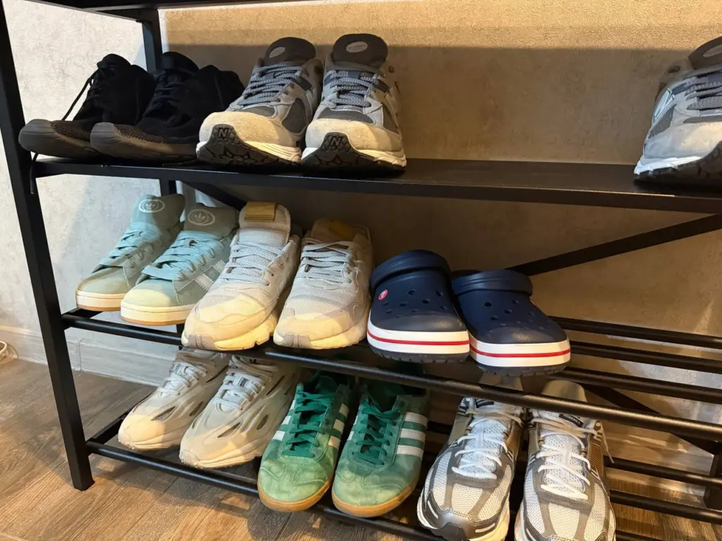 Целый день в обуви, а вони нет: посыпаю на стельку щепотку этого порошка — лайфхак на октябрь