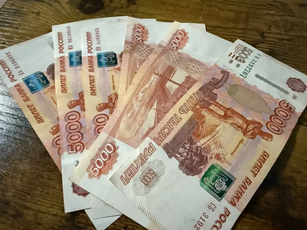 Какую сумму тактично дарить на день рождения в 2025 году: золотая середина