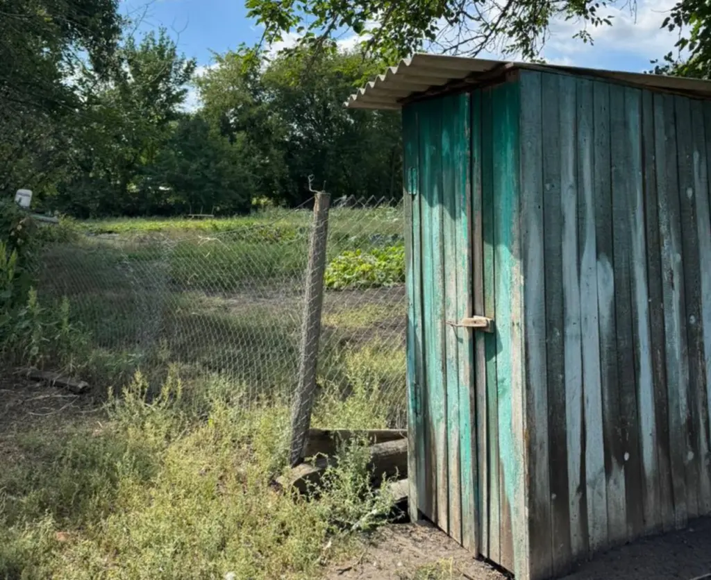1 ведро в дачный туалет — вони не будет год: давно забыла о хлорке и извести — такой вариант проще и надежнее