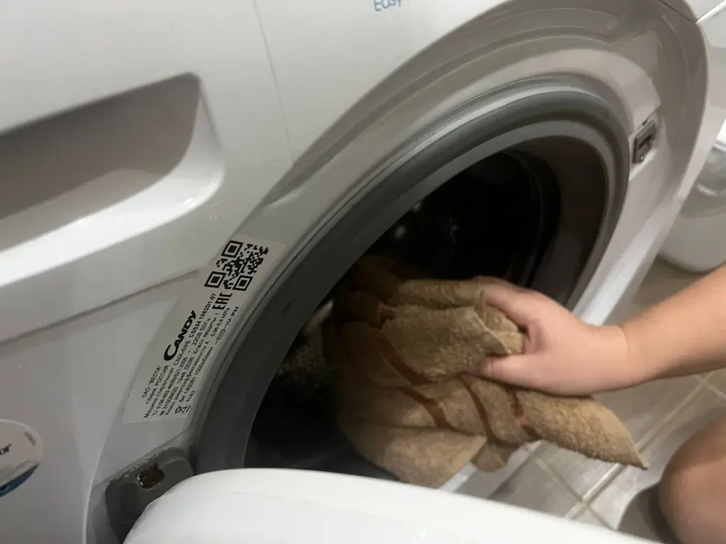 Всего пара капель аптечного средства превращает дешевый порошок в супер-эффективный: вещи чистейшие — делюсь секретом от лучшей подруги