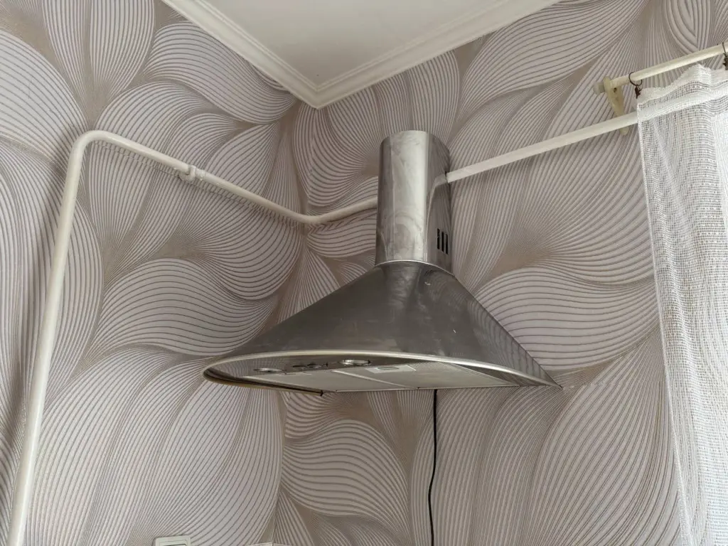 Почему хозяйки поголовно отказываются от вытяжки на кухне: найдена эффективная альтернатива