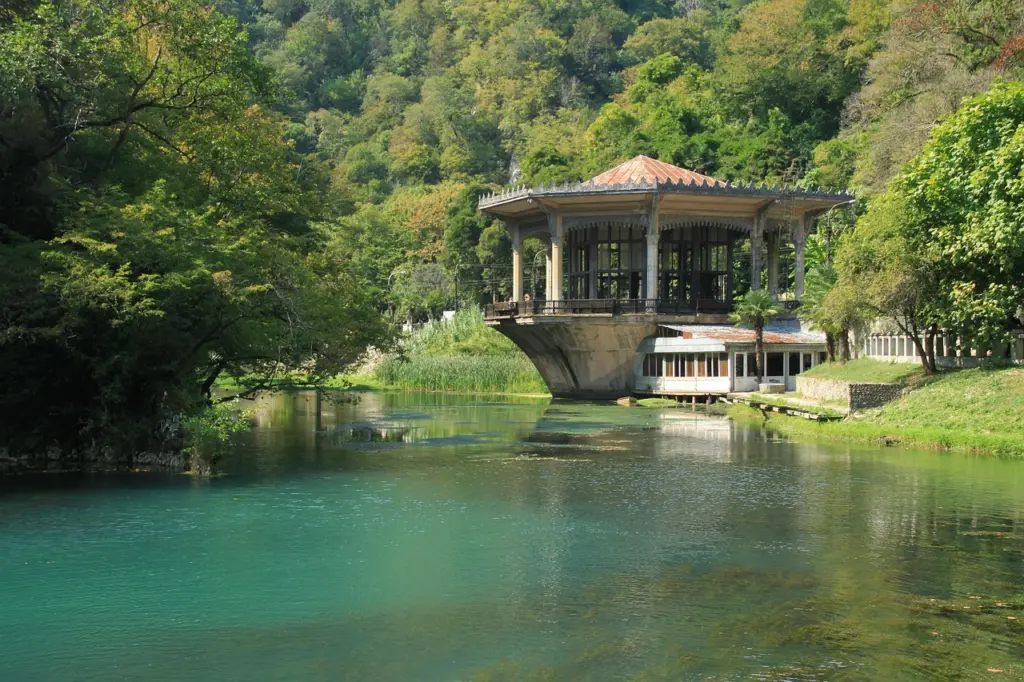 Семья из Абхазии рассказала, чем кормят туристов — правда, о которой не кто вам не расскажет