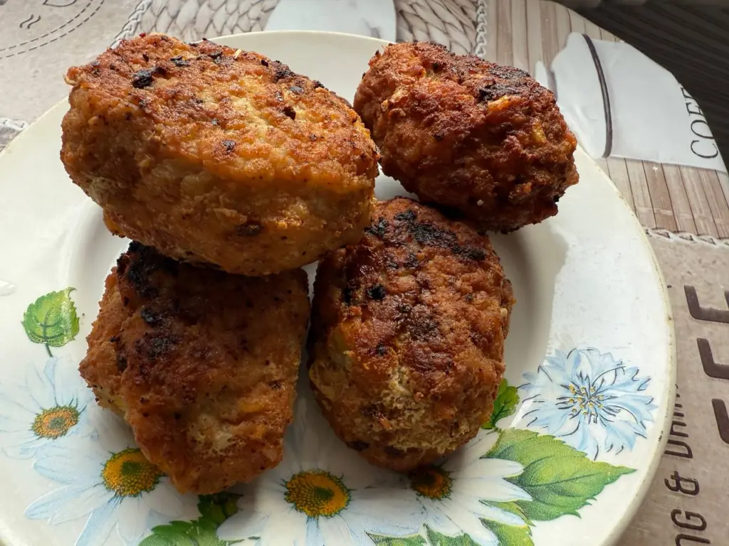 Котлеты «Вкуснее просто нет» с беконом: раскрыт тот самый советский секрет сочности — родные постоянно просят добавки