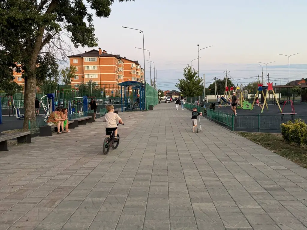 Это мужское имя пришло из Византии, сейчас оно на пике популярности: необычное и яркое — в переводе значит «служитель Бога»