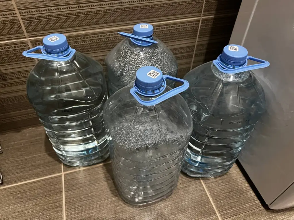 Превращаем 5-литровые бутылки в важную полезность для дома всего за 15 минут: подробная инструкция