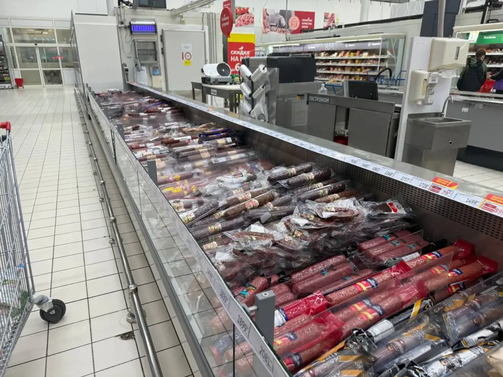 «19 лет работаю на мясокомбинате»: развеиваю миф о колбасе и сосисках — исповедь технолога