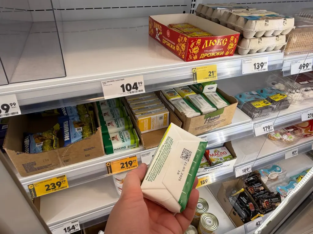 Ищите такое слово на этикетке сливочного масла и смело покупайте по 2 пачки: подруга-продавец из «Пятерочки» рассказала как правильно выбрать