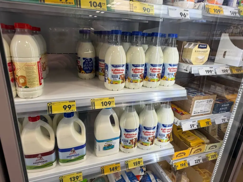 Бумажный вкус и в составе сплошная химия: какие марки молока лучше обходить за 100 километров