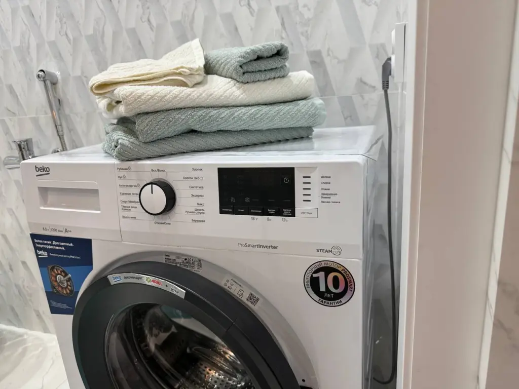 Всего 1 ложку в стиральную машинку: даже застарелые “деревянные” полотенца станут мягкие и махровыми — хитрый трюк ушлых горничных