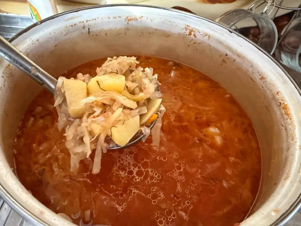 Как приготовить настоящий борщ, а не суп со свеклой: нашла рецепт в книге 1952 года. Есть два секрета — от них зависит вкус и рубиновый цвет