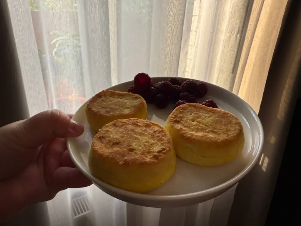 Использую творог, банан и овсянку — на выходе мягкие сырники без муки: животик набит до обеда