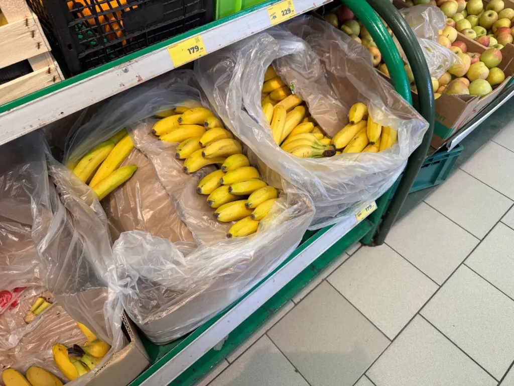 Зачем продавцы из «Магнита» и «Пятерочки» забирают себе маленькие пакетики из ящиков с бананами