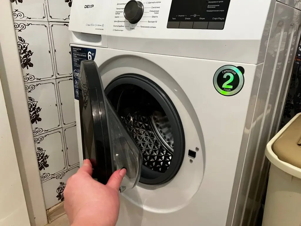 Один стакан при стирке — и вещи белее снега: опытная прачка всегда замешивает это в стиралку вместе с порошком