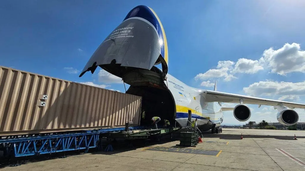 Украинский Ан-124 «Руслан» забирает характерные контейнеры из аэропорта Бен-Гуриона в столице Израиля Тель-Авиве, после чего борт отправился в немецкий Лейпциг