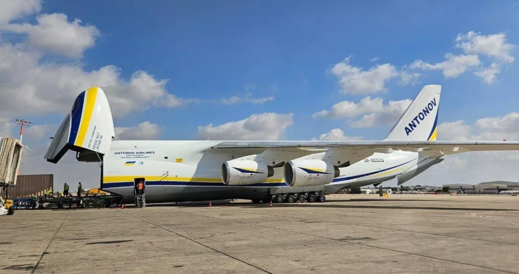 Украинский Ан-124 «Руслан» забирает характерные контейнеры из аэропорта Бен-Гуриона в столице Израиля Тель-Авиве, после чего борт отправился в немецкий Лейпциг