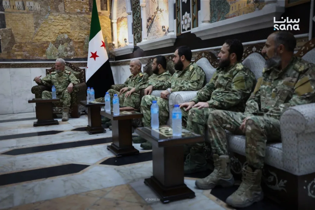 Кадры встречи сирийского генерала Яхьи Битара с российским контр-адмиралом Олегом Корниенко, прошедшей на территории Сирии