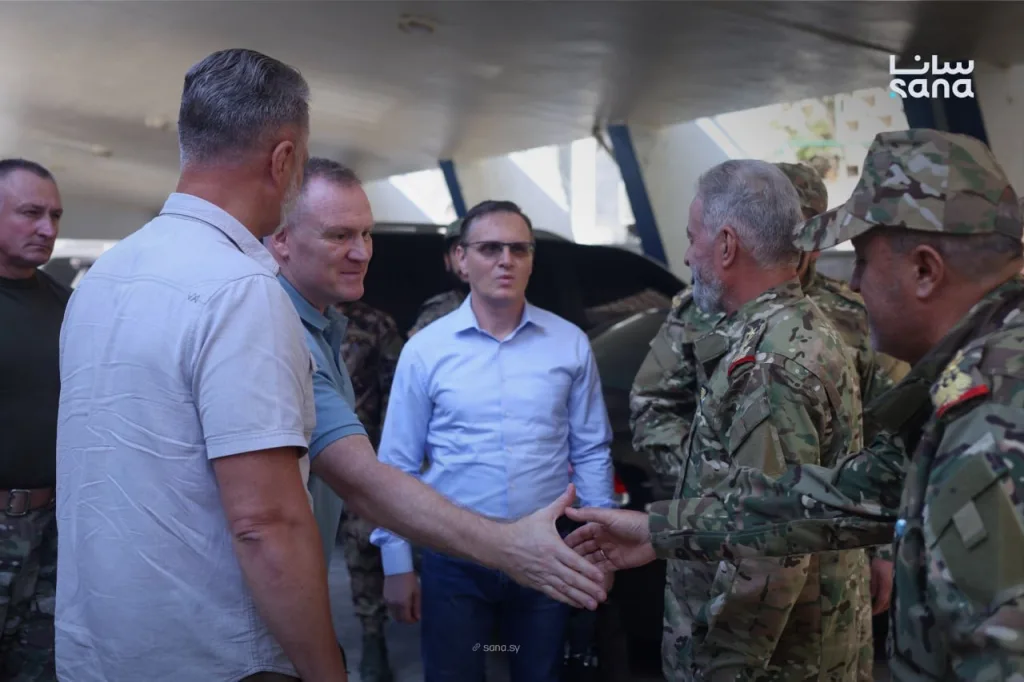 Кадры встречи сирийского генерала Яхьи Битара с российским контр-адмиралом Олегом Корниенко, прошедшей на территории Сирии