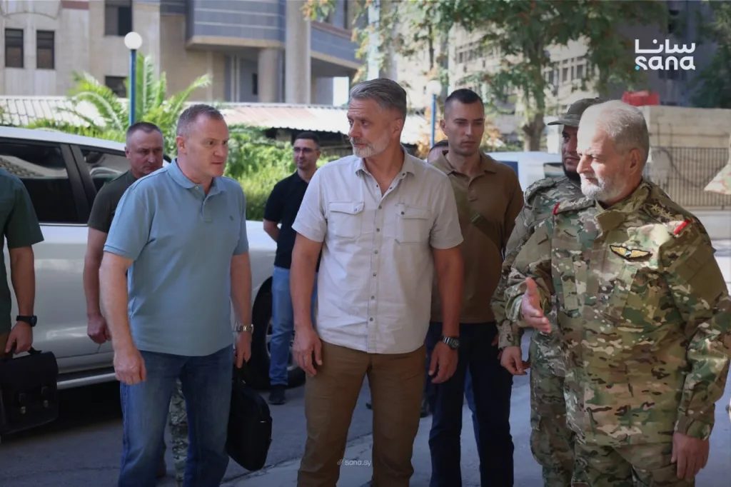 Кадры встречи сирийского генерала Яхьи Битара с российским контр-адмиралом Олегом Корниенко, прошедшей на территории Сирии