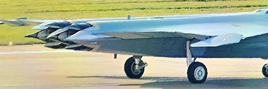 Появились новые снимки загадочного китайского самолёта